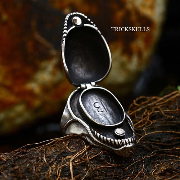 Silver Stainless Venom Alien Poison Pill Secret Compartment Ring Size 8 and 10 - Picture 10 of 11